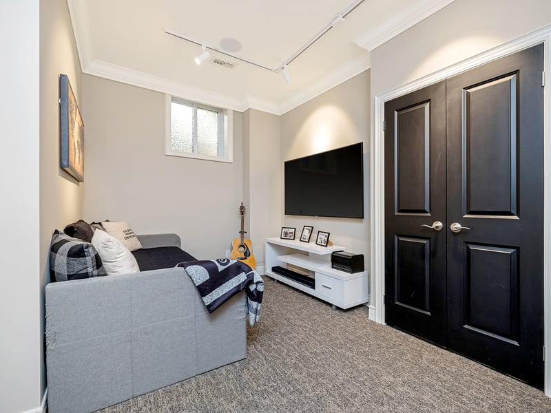 Luxury estate at 19 Lake Street unit 18, Grimsby, ON — photo 6