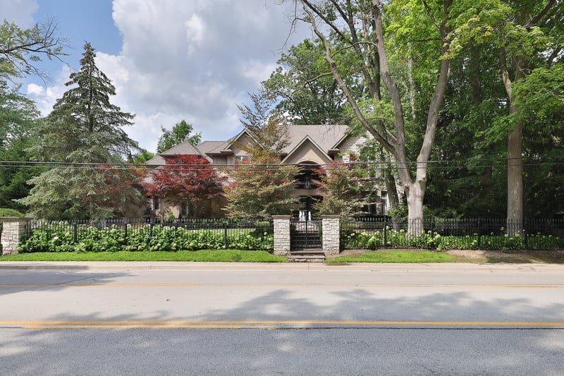 Luxury estate at 5047 Lakeshore Road, Burlington, ON — photo 2