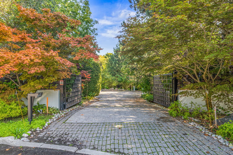 Luxury estate at 18 Timberglade Court, North York, ON — photo 2