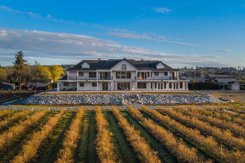 Luxury estate at 16927 40 Avenue, Surrey, BC — photo 24