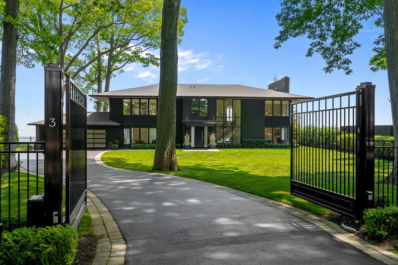 Luxury estate at 3 Ennisclare Drive East, Oakville, ON — photo 2