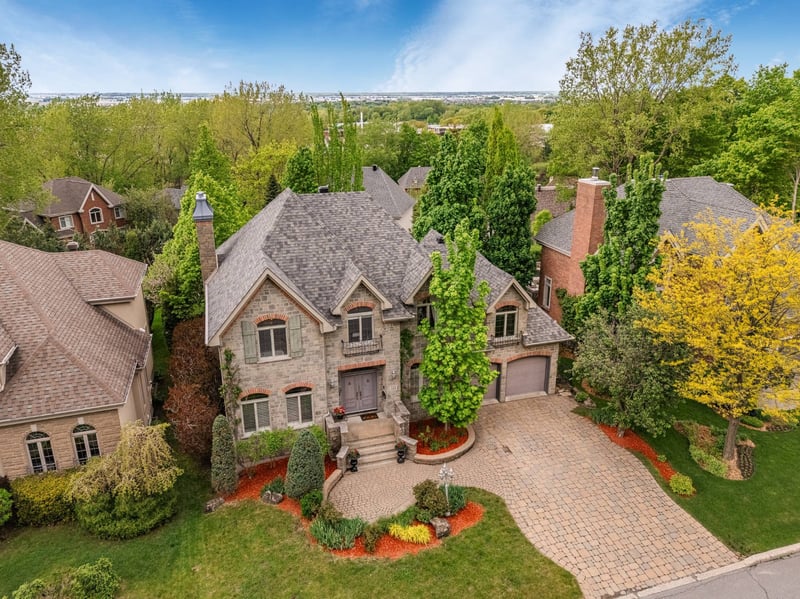 6-bedroom luxury home in 533 Rue des Falaises, Mont-Saint-Hilaire, QC