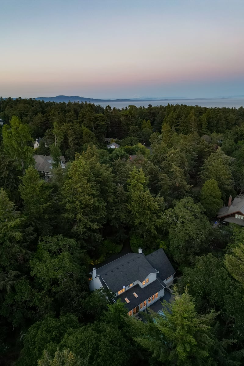 Luxury estate at 2861 Tudor Avenue, Victoria, BC — photo 6
