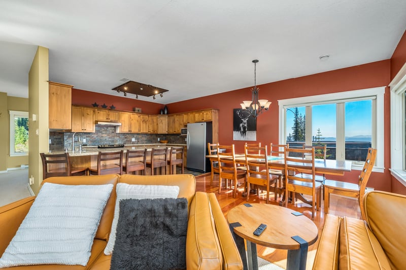 Luxury estate at 720 Monashee Court, Vernon, BC — photo 9