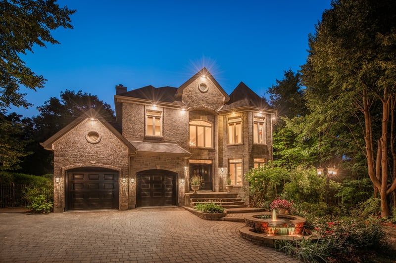 Luxury estate at 53 Av. du Bel-Horizon, Sainte-Julie, QC — photo 2
