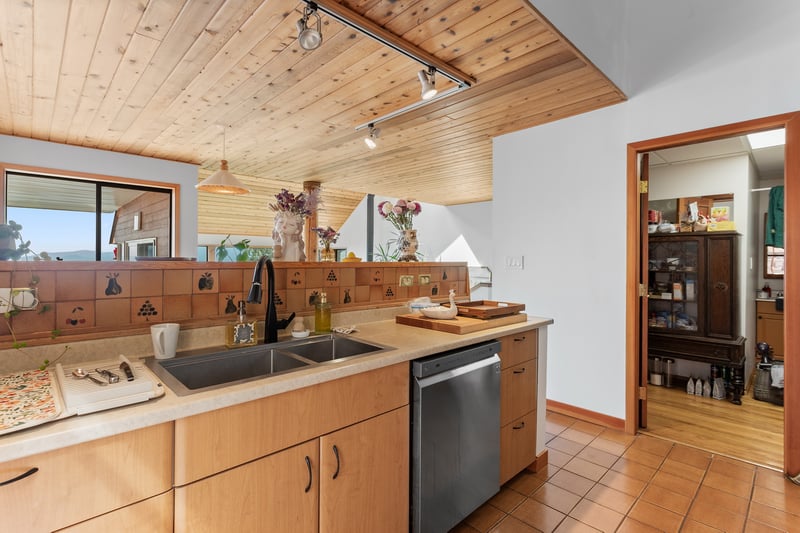 Luxury estate at 270 Mountain Drive, Lions Bay, BC — photo 10