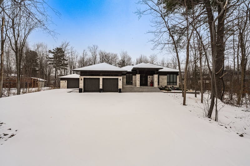 5-bedroom luxury home in 7375 Chemin de Saint-Jean, La Prairie, QC