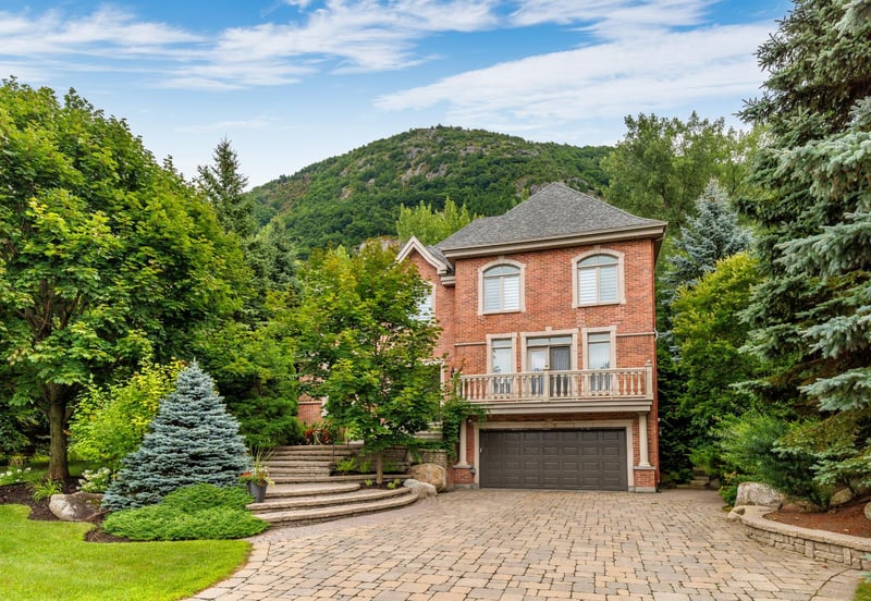 Luxury estate at 524 Rue des Falaises, Mont-Saint-Hilaire, QC — photo 3