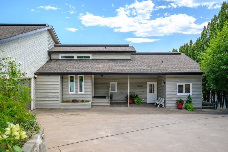 Luxury estate at 7994 Tronson Road, Vernon, BC — photo 3