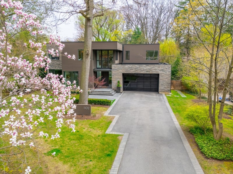 Luxury estate at 1102 Crestview Street, Oakville, ON — photo 2