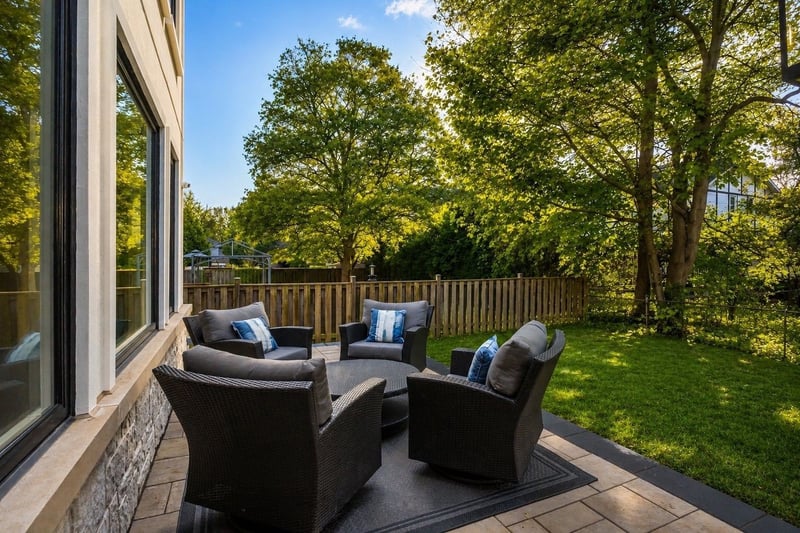 Luxury estate at 102 Cumming Court, Hamilton, ON — photo 3