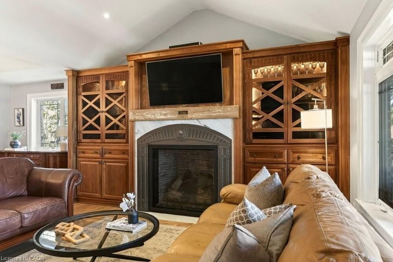 Luxury estate at 389 Clarendon Drive, Hamilton, ON — photo 2