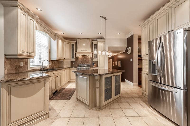 Luxury estate at 533 Rue des Falaises, Mont-Saint-Hilaire, QC — photo 13