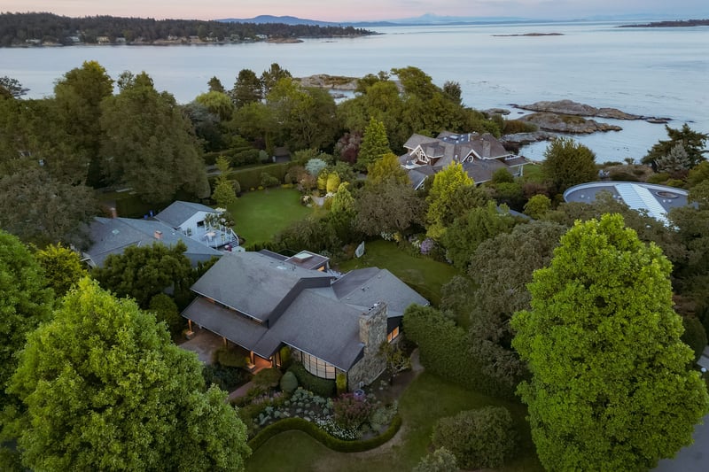 Luxury estate at 3055 Beach Drive, Victoria, BC — photo 11