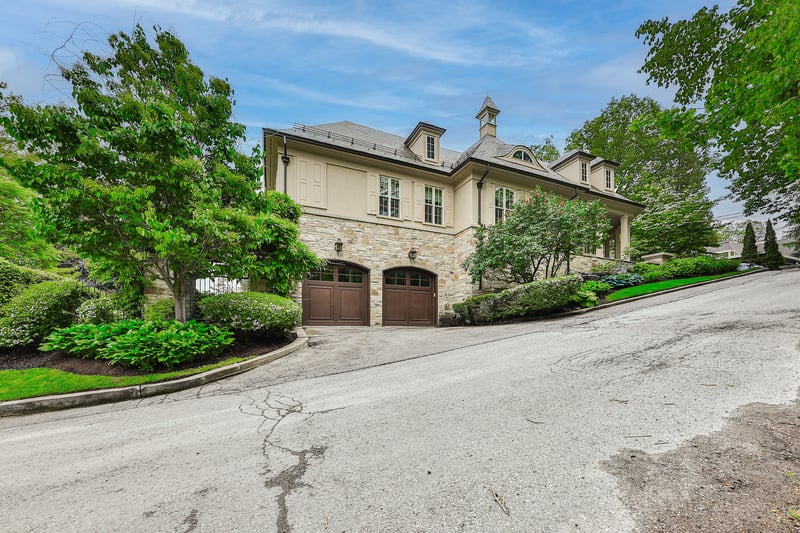 Luxury estate at 872 Whittier Crescent, Mississauga, ON — photo 5