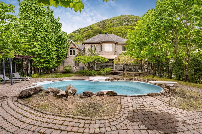 Luxury estate at 533 Rue des Falaises, Mont-Saint-Hilaire, QC — photo 26