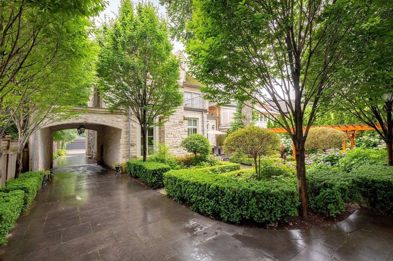 Luxury estate at 2 Montclair Avenue, Toronto — photo 12