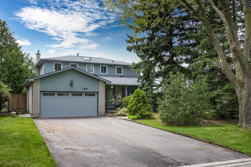 4-bedroom luxury home in 198 Romfield Circuit, Thornhill, ON