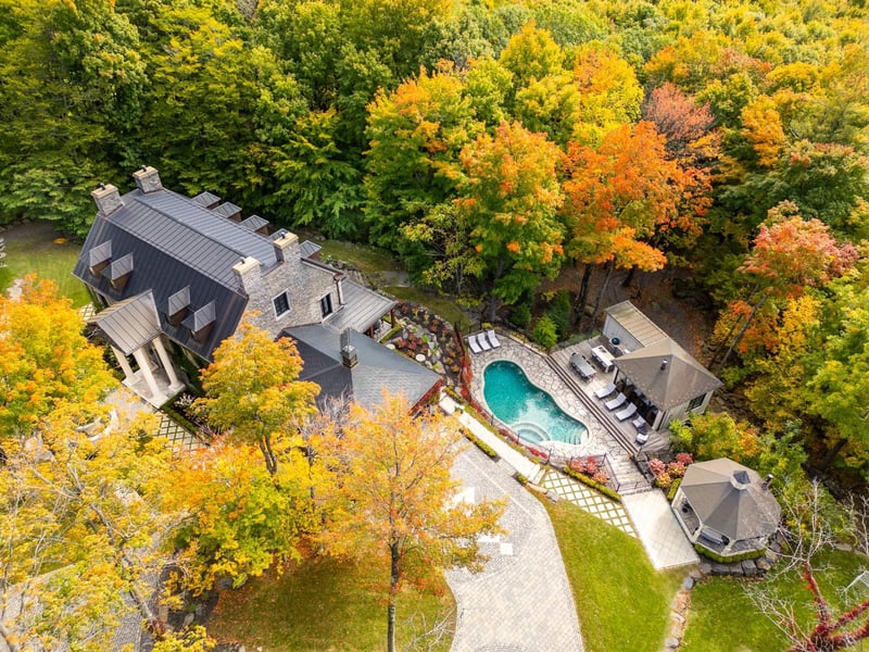 Luxury estate at 1093 Rue Béique, Mont-Saint-Hilaire, QC — photo 2