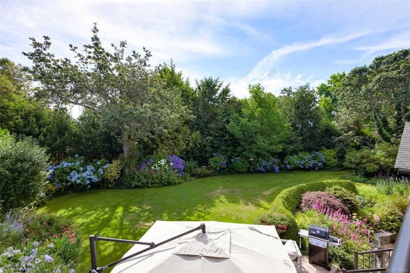 Luxury estate at 3055 Beach Drive, Victoria, BC — photo 17