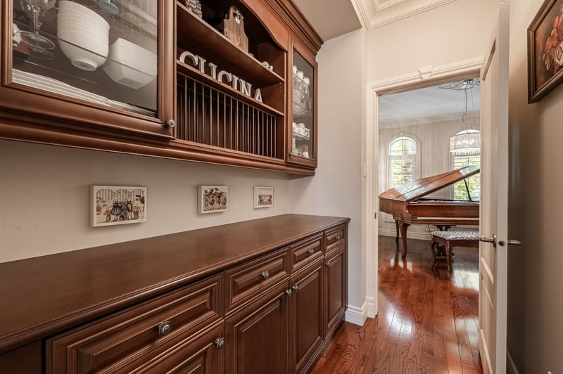 Luxury estate at 533 Rue des Falaises, Mont-Saint-Hilaire, QC — photo 11