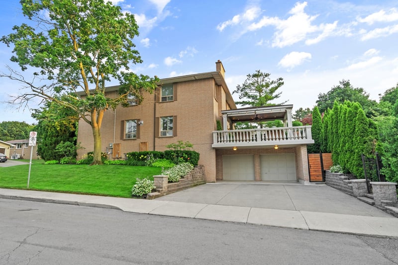 Luxury estate at 14 Delbrook Court, Hamilton, ON — photo 10