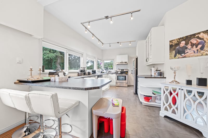 Luxury estate at 591 Southborough Dr, West Vancouver — photo 12