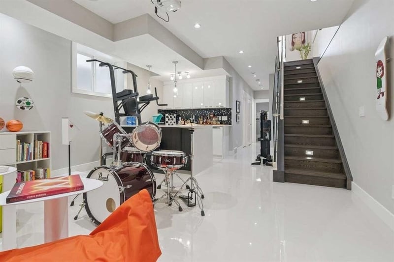 Luxury estate at 2026 32 Street Southwest, Calgary, AB — photo 14