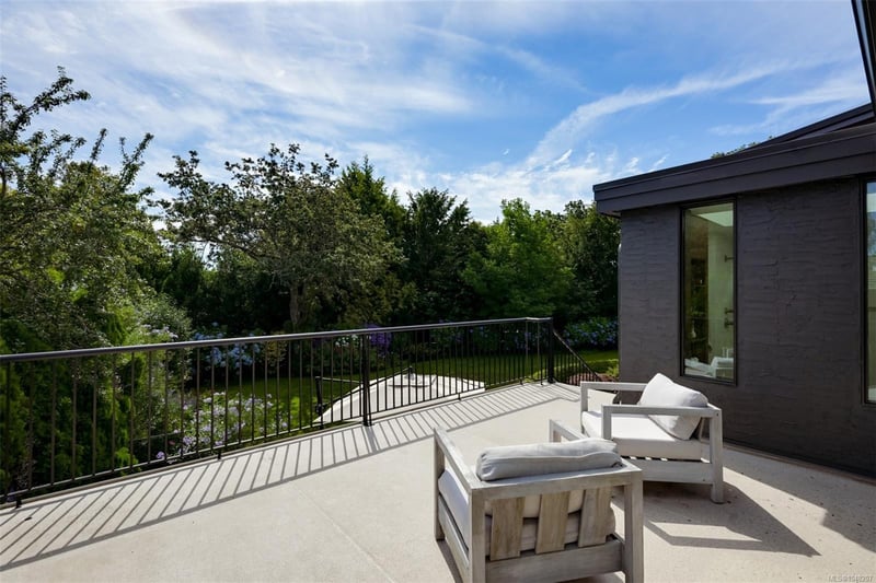 Luxury estate at 3055 Beach Drive, Victoria, BC — photo 25