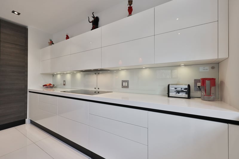 Luxury estate at 647 Montbeck Crescent, Mississauga, ON — photo 11