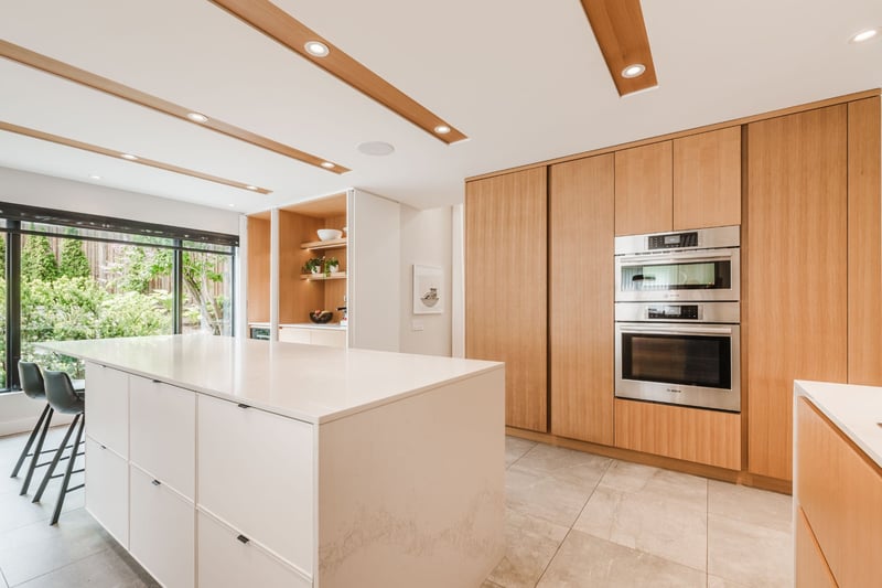 Luxury estate at 2021 Rue des Saules, St-Bruno-de-Montarville, QC — photo 4