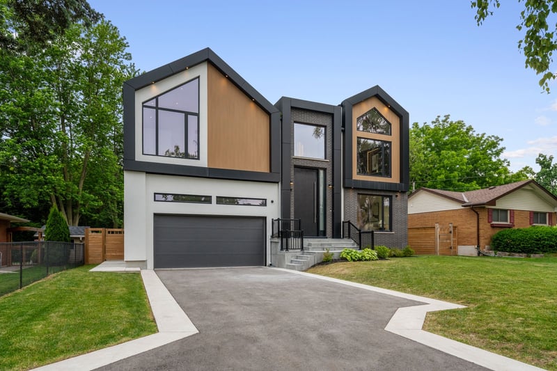 Luxury estate at 298 Strathcona Drive, Burlington, ON — photo 2