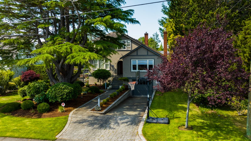 Luxury estate at 2741 Dufferin Avenue, Victoria, BC — photo 2
