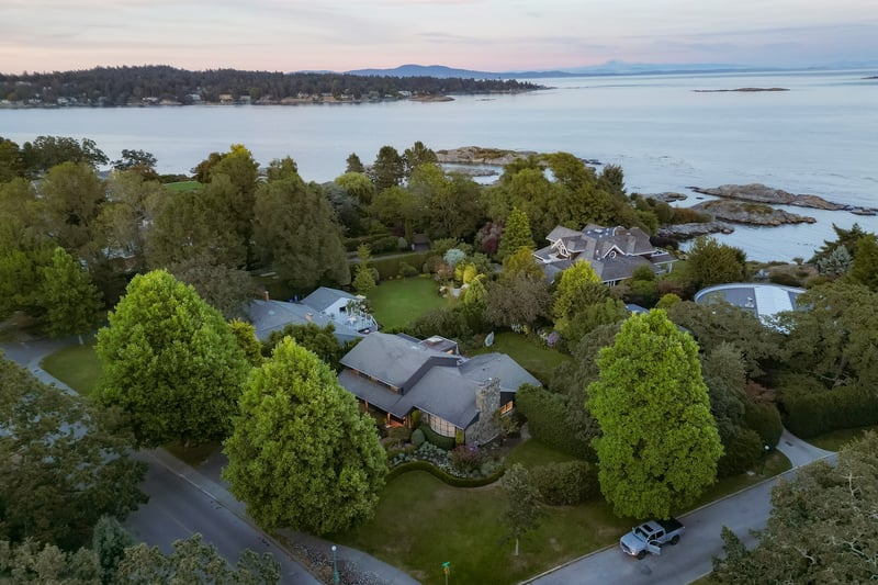 Luxury estate at 3055 Beach Drive, Victoria, BC — photo 2