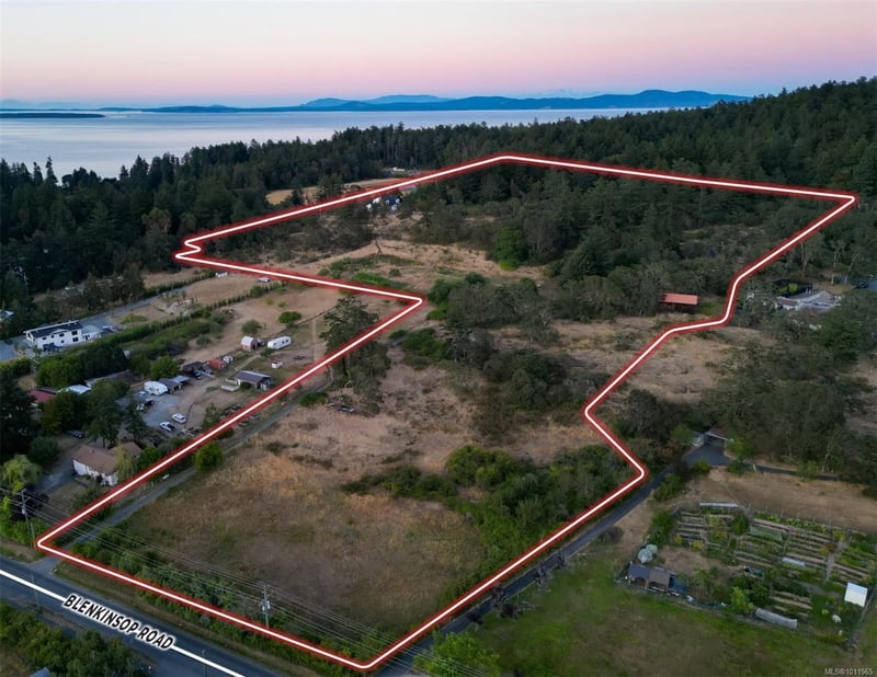 Luxury estate at 4589 Blenkinsop Road, Victoria, BC — photo 3