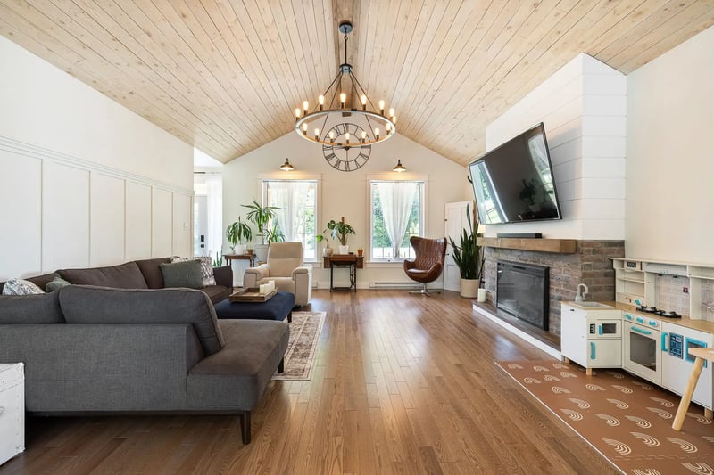 Luxury estate at 303 Rue Bergeron Est, Granby, QC — photo 3