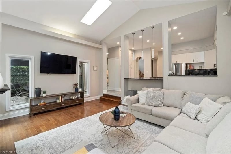 Luxury estate at 381 Queen Street South, Hamilton, ON — photo 8