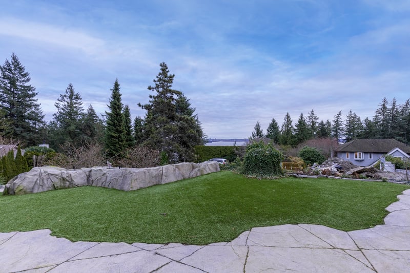 Luxury estate at 3722 Southridge Place, West Vancouver, BC — photo 4