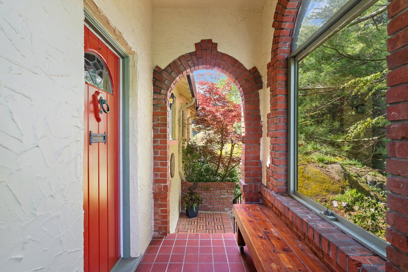 Luxury estate at 1019 Terrace Avenue, Victoria, BC — photo 3