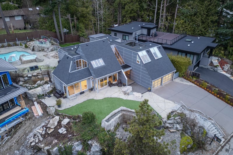 Luxury estate at 3722 Southridge Place, West Vancouver, BC — photo 2