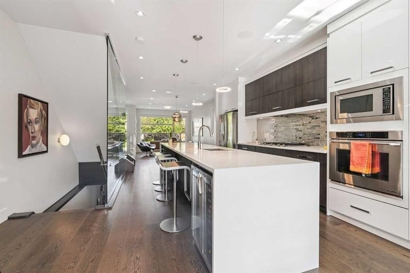 Luxury estate at 2026 32 Street Southwest, Calgary, AB — photo 4