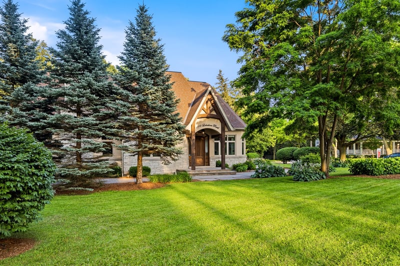Luxury estate at 1098 Lakeshore Road West, Oakville, ON — photo 3