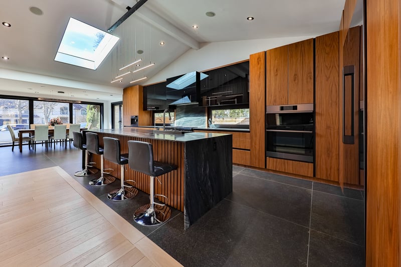 Luxury estate at 621 Sir Richards Road, Mississauga, ON — photo 9