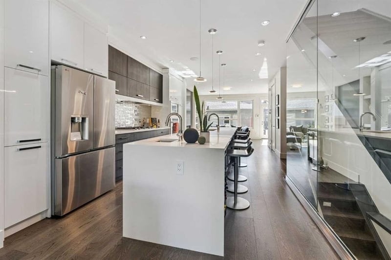 Luxury estate at 2026 32 Street Southwest, Calgary, AB — photo 7
