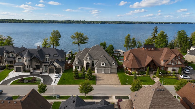 Luxury estate at 39 Plunkett Court, Barrie, ON — photo 3