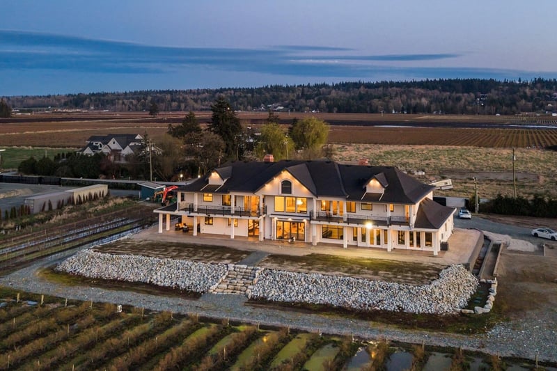 Luxury estate at 16927 40 Avenue, Surrey, BC — photo 25