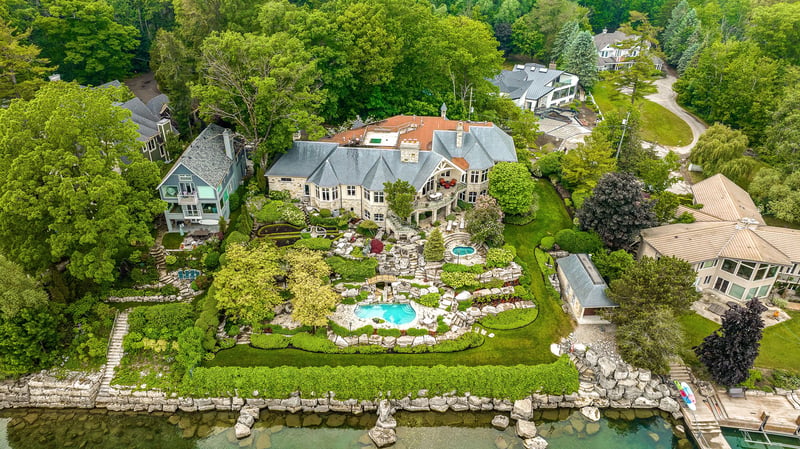 Luxury estate at 872 Whittier Crescent, Mississauga, ON — photo 2