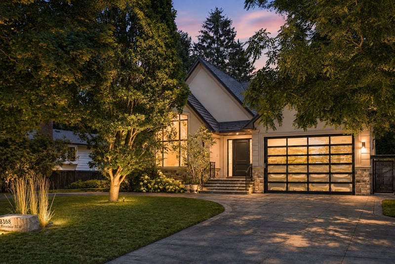 5-bedroom luxury home in 3168 Lakeshore Road West, Oakville, ON