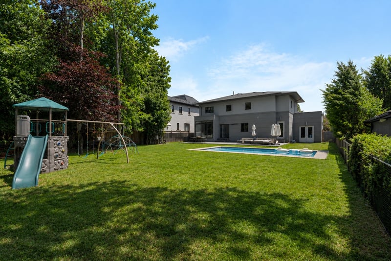 Luxury estate at 1025 Bridge Road, Oakville, ON — photo 3