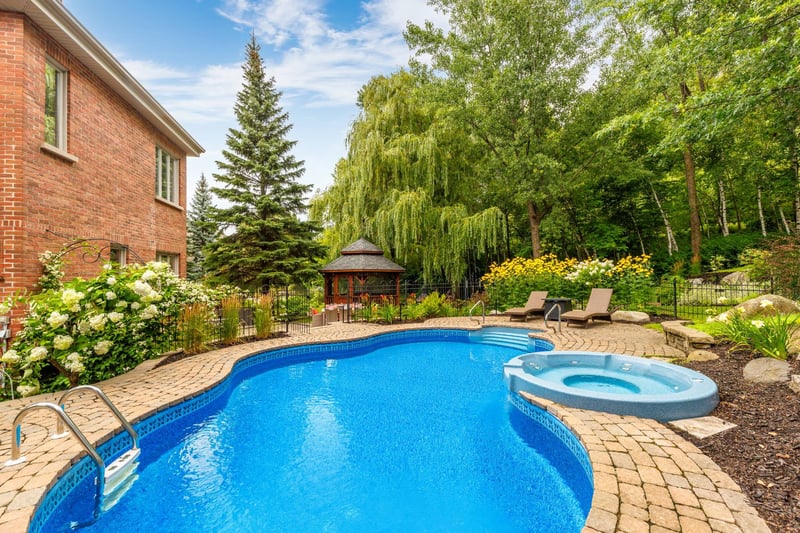 Luxury estate at 524 Rue des Falaises, Mont-Saint-Hilaire, QC — photo 31